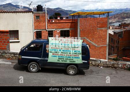 Rag-and-Bone minivan uomo con banner sul lato che offre per acquistare vecchi mobili, rottami di metallo, abbigliamento usato e altri oggetti indesiderati, la Paz, Bolivia Foto Stock