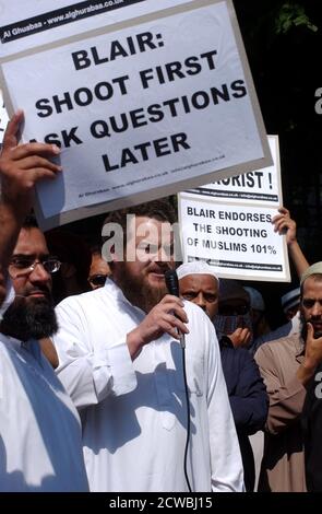 Fotografia di Anjem Choudary e Sulayman Keeler ad un radicale Rally musulmano fuori dalla stazione di polizia Forest Gate nel 2006 Foto Stock
