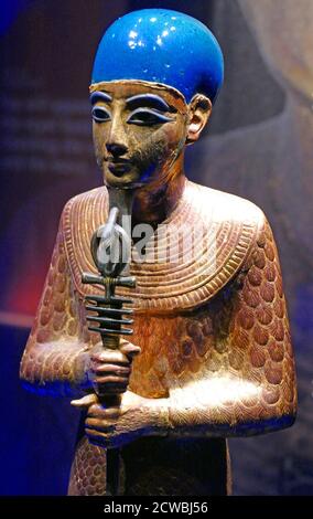 Statua dorata in legno del Dio Ptah; con cappuccio in vetro blu cobalto. Ha un personale con il simbolo Ankh e il pilastro Djed. Tomba di re Tutankhamon. 1326 A.C. Foto Stock