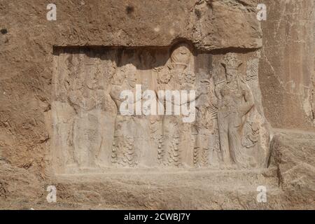 Fotografia del rilievo di Naqsh-e Rostam che mostra l'investitura del re sasaniano Narseh. Naqsh-e Rostam, un'antica necropoli a nord-ovest di Persepolis, nella provincia di Fars, Iran Foto Stock