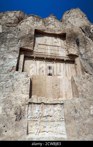 Fotografia di fuori la tomba di Dario il Grande, una delle quattro tombe dei re achemenidi nel sito storico di Naqsh-e Rostam Foto Stock