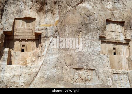 Fotografia esterna della tomba di Dario II, una delle quattro tombe dei re achemenidi nel sito storico di Naqsh-e Rostam Foto Stock