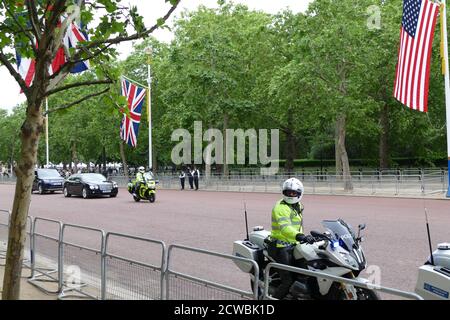 Fotografia di sicurezza sul Mall, che è intensificato per il presidente degli Stati Uniti Donald Trump, durante la sua visita a Londra. Giugno 2019 Foto Stock