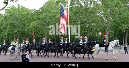 Fotografia della sfilata dei Queen's Horsegaurds lungo il Mall, in onore del presidente degli Stati Uniti Donald Trump, durante la sua visita a Londra. Giugno 2019. Foto Stock