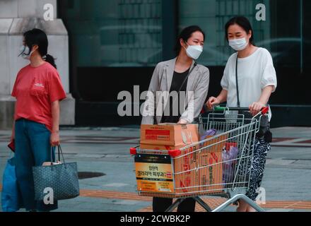 Seoul, Corea del Sud. 29 Settembre 2020. Le persone che indossano maschere aspettano di attraversare una strada fuori da un supermercato nel centro di Seoul, Corea del Sud, 29 settembre 2020. Secondo il Center for Systems Science and Engineering (CSSE) della Johns Hopkins University, i decessi globali COVID-19 hanno raggiunto la triste pietra miliare di 1 milione di lunedì. Credit: Wang Jingqiang/Xinhua/Alamy Live News Foto Stock