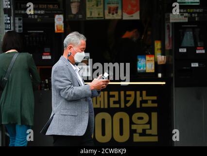 Seoul, Corea del Sud. 29 Settembre 2020. Un uomo che indossa una maschera passa davanti a una caffetteria nel centro di Seoul, Corea del Sud, 29 settembre 2020. Secondo il Center for Systems Science and Engineering (CSSE) della Johns Hopkins University, i decessi globali COVID-19 hanno raggiunto la triste pietra miliare di 1 milione di lunedì. Credit: Wang Jingqiang/Xinhua/Alamy Live News Foto Stock