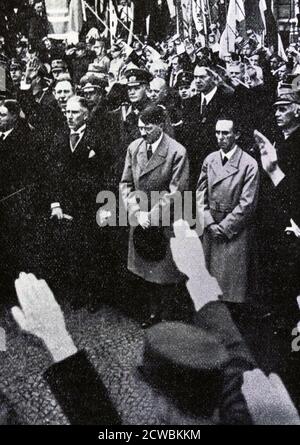 Foto in bianco e nero di una manifestazione; Hitler come Cancelliere e membri del suo governo, tra cui Goebbels e von Papen, a Berlino, 1 maggio 1933. Foto Stock