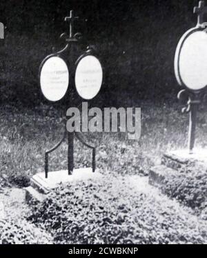 Foto in bianco e nero della tomba di Raymond Poincare (1860-1934) nel cimitero di Nubecourt. Poincare è stato Presidente della Francia e tre volte primo Ministro. Foto Stock