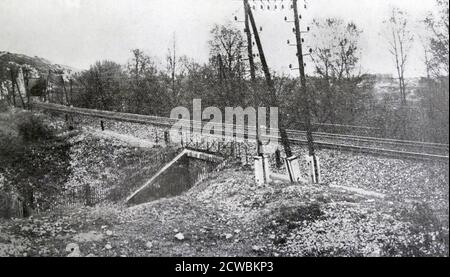 Foto in bianco e nero della ferrovia vicino a Digione vicino a un luogo chiamato Combe-aux-Fee. Questo è il luogo in cui il corpo di M. Albert Prince (1883-1934) è stato trovato il 21 febbraio 1934 dopo il suo suicidio. Il caso del principe consigliere ha la sua origine nella scoperta, il 20 febbraio 1934, dal corpo trinciato di Albert Prince ( 1883 - 1934 ) attaccato alle rotaie, al chilometro 311 della linea ferroviaria Parigi-Digione , vicino a quest'ultima città, in un luogo chiamato la Combe-aux-Fees Foto Stock