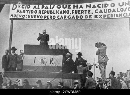 Foto in bianco e nero di Manuel Azana (1880-1940), primo ministro e successivamente presidente del secondo Rebulic spagnolo; Azana che dà un discorso. Foto Stock