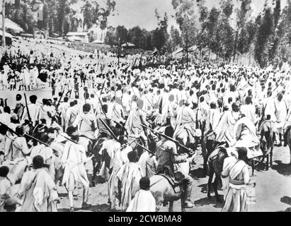 Foto in bianco e nero della guerra in Etiopia dopo l'invasione italiana del 1935; i soldati etiopi marciano davanti al Negus (imperatore) ad Addis Adiba. Foto Stock