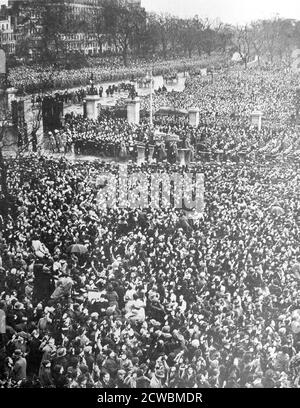 Fotografia in bianco e nero dei funerali di Re Giorgio V del Regno Unito (1865-1936); migliaia di persone si allineano per le strade di Londra per vedere la processione. Foto Stock