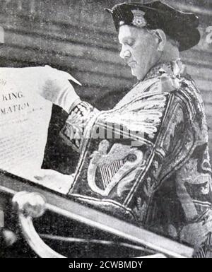 Fotografia in bianco e nero dei funerali di Re Giorgio V del Regno Unito (1865-1936); l'araldo delle armi pronuncia il regno del nuovo re. Foto Stock