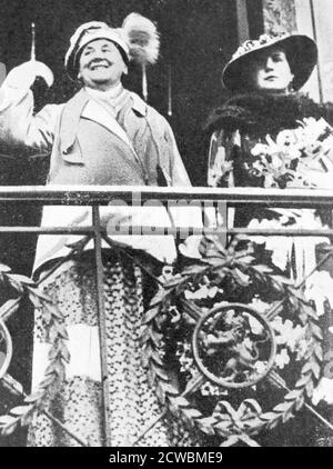 Fotografia in bianco e nero della Regina Guglielmina dei Paesi Bassi (1880-1962; Regina 1890-1948) in occasione del suo Giubileo, 31 agosto 1938 (probabilmente il giubileo della sua incoronazione nel 1898). Raffigurata con la principessa Juliana (1909-2004; Regina dei Paesi Bassi 1948-1980). Foto Stock