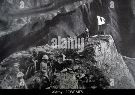 Fotografia in bianco e nero della seconda guerra sino-giapponese (1937-1945); soldati giapponesi in una regione montagnosa durante la guerra. Foto Stock