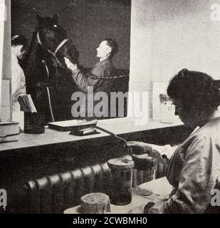 Fotografia in bianco e nero relativa alla scienza moderna; preparazione di una vaccinazione difterica presso l'Istituto Pasteur. Foto Stock