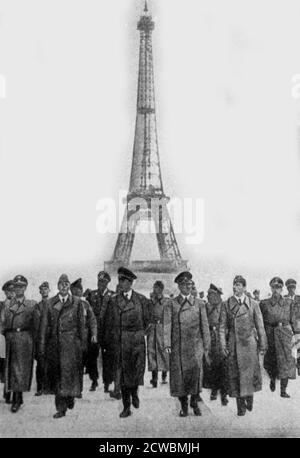Fotografia in bianco e nero della Battaglia di Francia, maggio-giugno 1940; Adolf Hitler entra a Parigi Foto Stock