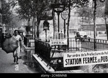 Fotografia in bianco e nero riguardante i primi giorni della guerra a Parigi; una stazione della metropolitana chiusa. Foto Stock