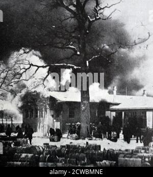 Fotografia in bianco e nero della guerra in Polonia; una piccola città in Polonia in fiamme dopo essere stata bombardata dai russi. Foto Stock