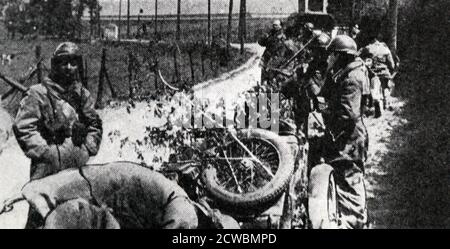 Fotografia in bianco e nero degli Alleati che vengono a salvare Belgio e Paesi Bassi; truppe francesi su moto che attraversano il Belgio. Foto Stock