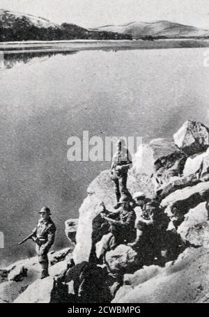 Fotografia in bianco e nero della Campagna norvegese della seconda guerra mondiale, da aprile a giugno 1940; un gruppo di soldati alpini fornisce sorveglianza sul fiordo. Foto Stock