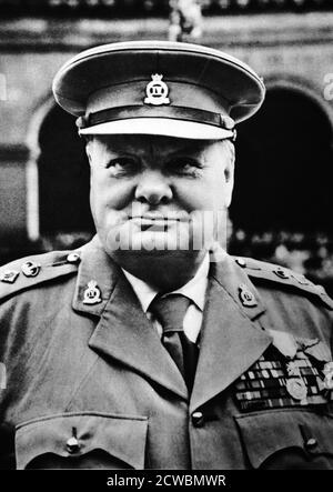 Fotografia in bianco e nero di Sir Winston Churchill (1874-1965), due volte primo Ministro della Gran Bretagna, mostrata in uniforme militare. Churchill è stato eletto per la prima volta nelle elezioni generali del 1940. Foto Stock