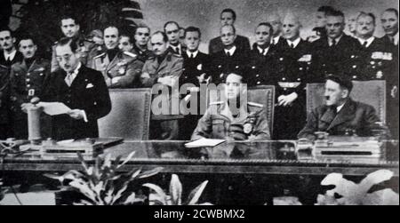 Fotografia in bianco e nero della seconda guerra mondiale (1939-1945); la firma del Patto tripartito (noto anche come Patto di Berlino) tra Germania, Italia e Giappone il 27 settembre 1940. Nella foto è raffigurato il delegato giapponese Saburo Kirusu (1886-1954) che ha tenuto un discorso; alle spalle si trovano Galeazzo Ciano (1903-1944) e Adolf Hitler (1889-1945). Foto Stock