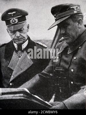 Fotografia in bianco e nero della seconda guerra mondiale (1939-1945); il generale tedesco Gerd von Rundstedt (1875-1953), comandante degli eserciti del sud, studia una mappa prima della battaglia di Lwow in Ucraina. Foto Stock