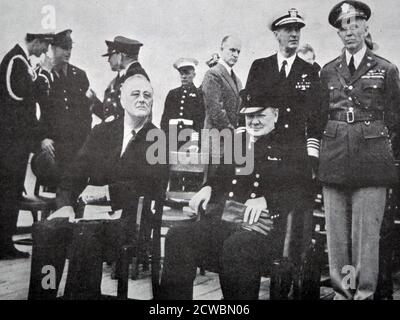 Fotografia in bianco e nero della seconda guerra mondiale (1939-1945); incontro tra il presidente degli Stati Uniti Franklin D. Roosevelt (1882-1945) e il primo ministro britannico Sir Winston Churchill (1874-1965) su una nave in mare. Essi istituiscono la carta dell'Atlantico, 14 agosto 1941. Foto Stock