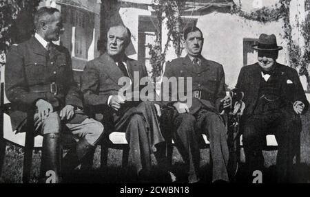 Fotografia in bianco e nero della seconda guerra mondiale (1939-1945); fotografia di quattro uomini seduti alla Conferenza di Casablanca: Il generale francese Henri Giraud (1879-1949), il presidente degli Stati Uniti Franklin D. Roosevelt (1882-1945), il generale francese Charles de Gaulle (1890-1970) e il primo ministro britannico Sir Winston Churchill (1874-1965), nel gennaio 1943. Foto Stock