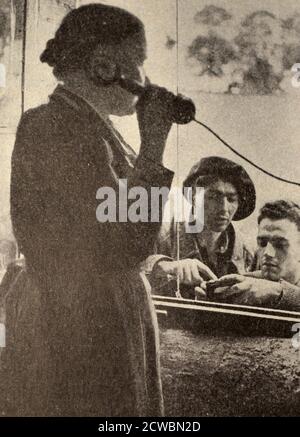 Fotografia in bianco e nero della seconda guerra mondiale (1939-1945) che mostra l'immagine della resistenza francese; la trasmissione di un messaggio. Una donna al telefono che consegna un messaggio. Foto Stock