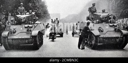 Fotografia in bianco e nero della seconda guerra mondiale (1939-1945) che mostra immagini della liberazione di Parigi nel 1944; la sfilata trionfale attraverso Avenue des Champs-Elysees di Parigi il 26 agosto 1944. Foto Stock