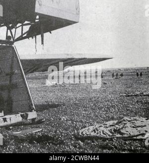 Fotografia in bianco e nero della seconda guerra mondiale (1939-1945) che mostra un campo disseminato di paracadute al di fuori della città olandese di Arnhem, dove la battaglia di Arnhem fu combattuta il 17-26 settembre 1944. Foto Stock