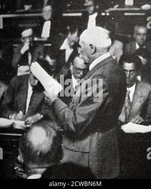 Fotografia in bianco e nero del maresciallo francese Philippe Petain (1856-1951) durante il processo per tradimento, raffigurata il 25 settembre 1945. Foto Stock