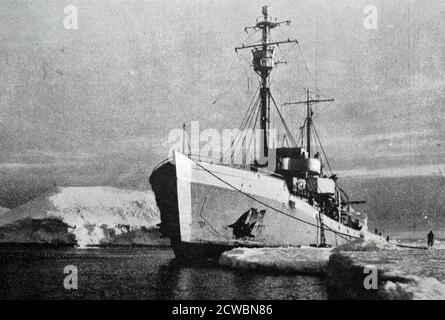 Fotografia in bianco e nero della nave 'Commandant Charcot' durante la spedizione guidata da Andre-Frank Liotard (1905-1982) in acque antartiche. Foto Stock