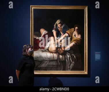 National Gallery, Londra, Regno Unito. 30 settembre 2020. Un primo Regno Unito, la maggiore mostra Artemisia del lavoro di Artemisia Gentileschi (1593-1654 o più tardi) apre il 3 ottobre, rinviata dai primi di aprile a causa della chiusura Covid-19. La mostra si ispira alla recente acquisizione da parte della Galleria dell’autoritratto di Gentileschi come Santa Caterina d’Alessandria. Image: Artemisia Gentileschi, Judith che decapola Holofernes(c.. 1613-14). Galleria degli Uffizi - Firenze. Credit: Malcolm Park/Alamy Live News. Foto Stock