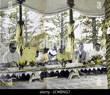 Benvenuti per la visita a Tonga della Regina Elisabetta II e del Principe Filippo, nel 1953. Da sinistra a destra Principe ereditario (poi re Tupou IV), Regina Salote, Regina Elisabetta e principe Filippo. Foto Stock