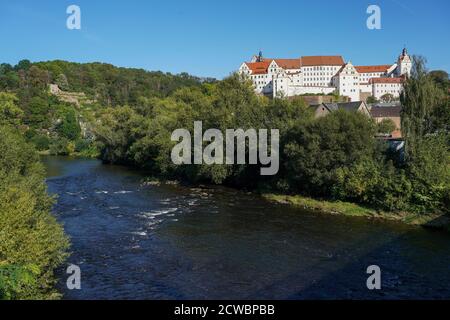 Colditz, Germania. 18 Settembre 2020. Il castello rinascimentale di Colditz sul Mulde Zwickauer. Il castello appartiene ai palazzi di Stato, castelli e giardini di Sassonia (gGmbH) e ha guadagnato fama internazionale attraverso il suo uso come prigioniero del campo di guerra 'Oflag IV-C' per gli ufficiali alleati nella seconda guerra mondiale e un tentativo di fuga con un aliante costruito dai prigionieri, il Colditz Glider. Credit: Peter Endig/dpa-Zentralbild/ZB/dpa/Alamy Live News Foto Stock