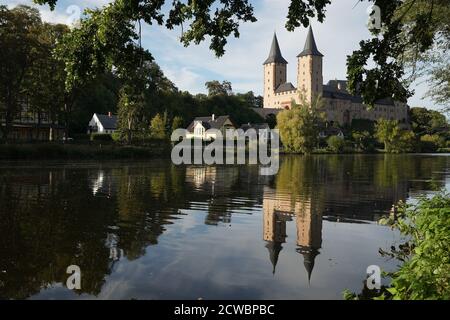 Rochlitz, Germania. 19 Settembre 2020. Rochlitz Castello (a destra) sulla Zwickauer Mulde a Rochlitz. Il castello appartiene ai palazzi di Stato, castelli e giardini di Sassonia (gGmbH). Credit: Peter Endig/dpa-Zentralbild/ZB/dpa/Alamy Live News Foto Stock