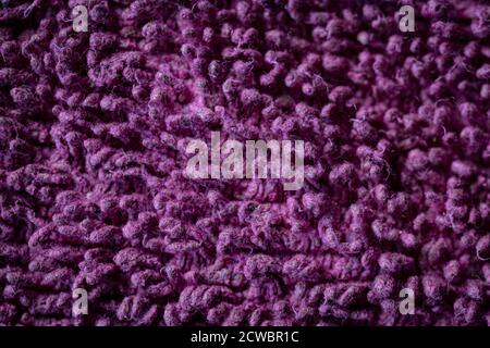 Texture di un morbido tappeto viola shaggy Foto Stock