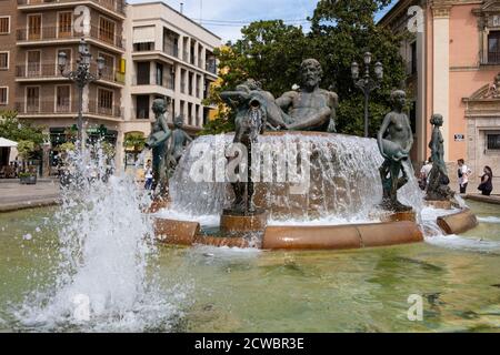 VALENCIA / SPAGNA - 07 AGOSTO 2019: Plaza de la Virgen, Fontana di Turia. Nettuno seduto sopra le vergini che rappresentano, allegoricamente, i canali fe Foto Stock