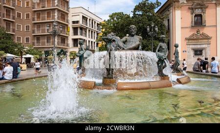 VALENCIA / SPAGNA - 07 AGOSTO 2019: Plaza de la Virgen, Fontana di Turia. Nettuno seduto sopra le vergini che rappresentano, allegoricamente, i canali fe Foto Stock