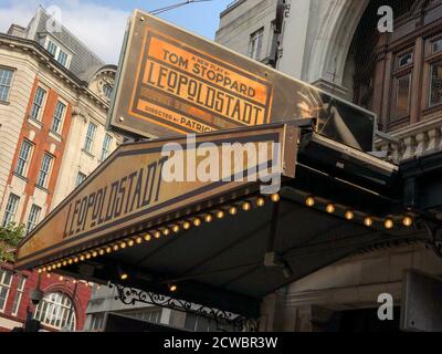 L'ultimo gioco di Sir Tom Stoppard, LEOPOLDSTADT, è stato inaugurato al Wyndham's Theatre nel West End di Londra nel gennaio 2020, poco prima che tutti i teatri del Regno Unito fossero stati ordinati per la chiusura a causa della pandemia del COVID-19. Foto Stock