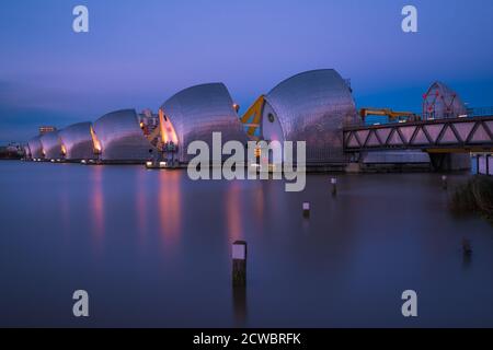 Vista delle barriere, River Thames Flood Barrier, East London, London, Regno Unito Foto Stock