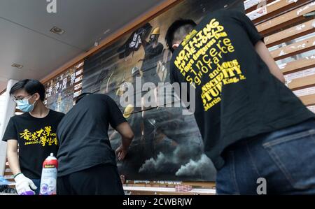 Hong Kong, Cina. 29 Settembre 2020. Studenti del sindacato studentesco che ricostruisce il muro di Lennon sabotato all'Università di Hong Kong.circa 30 outsider che camminano verso l'università e strappano i manifesti su quattro muri di Lennon dove coperto con messaggi di supporto per i manifestanti. Le guardie di sicurezza non sono state viste arrestare l'azione del gruppo. Era la seconda volta da quando le mura di Lennon nel campus HKU erano state vandalizzate da luglio di quest'anno. Credit: SOPA Images Limited/Alamy Live News Foto Stock