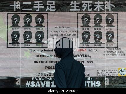 Hong Kong, Cina. 29 Settembre 2020. Uno studente del sindacato degli studenti che ha pubblicato gli ultimi messaggi per ricostruire il muro di Lennon che ha sabotato all'Università di Hong Kong.circa 30 outsider camminando nell'università e strappando i poster su quattro muri di Lennon dove coperto con messaggi di supporto per i manifestanti. Le guardie di sicurezza non sono state viste arrestare l'azione del gruppo. Era la seconda volta da quando le mura di Lennon nel campus HKU erano state vandalizzate da luglio di quest'anno. Credit: SOPA Images Limited/Alamy Live News Foto Stock