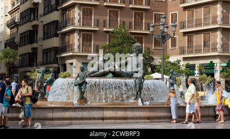 VALENCIA / SPAGNA - 07 AGOSTO 2019: Plaza de la Virgen, Fontana di Turia Foto Stock