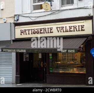 Exeter, Regno Unito - Agosto 19 2020: La facciata del panificio Patisserie Valerie in High Street Foto Stock