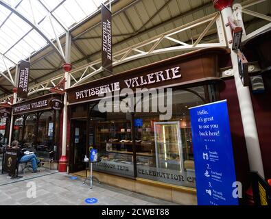 Windsor, Regno Unito - Agosto 31 2020: La facciata di Patisserie Valerie Cake e coffee shop al largo di Thames Street Foto Stock