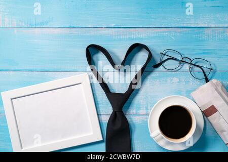 cravatta con una tazza di caffè e occhiali Foto Stock